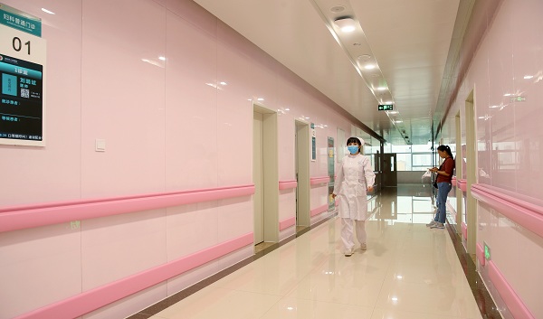 妇产科内墙壁采用粉红配色，让女性患者就诊感到温馨.jpg