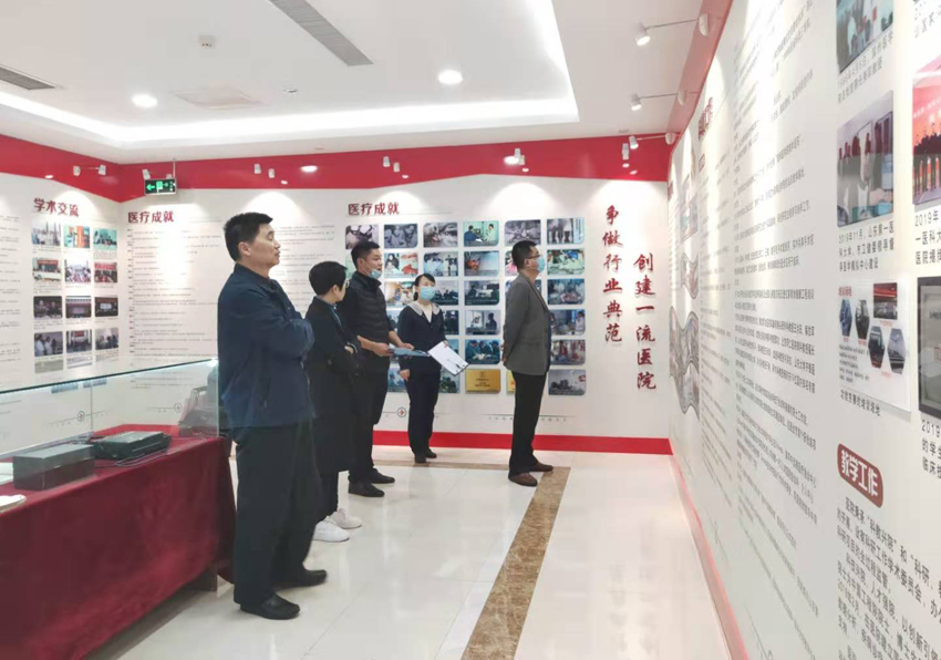 招标办工作人员参加标识牌验收.jpg 招标办工作人员参加标识牌验收.jpg