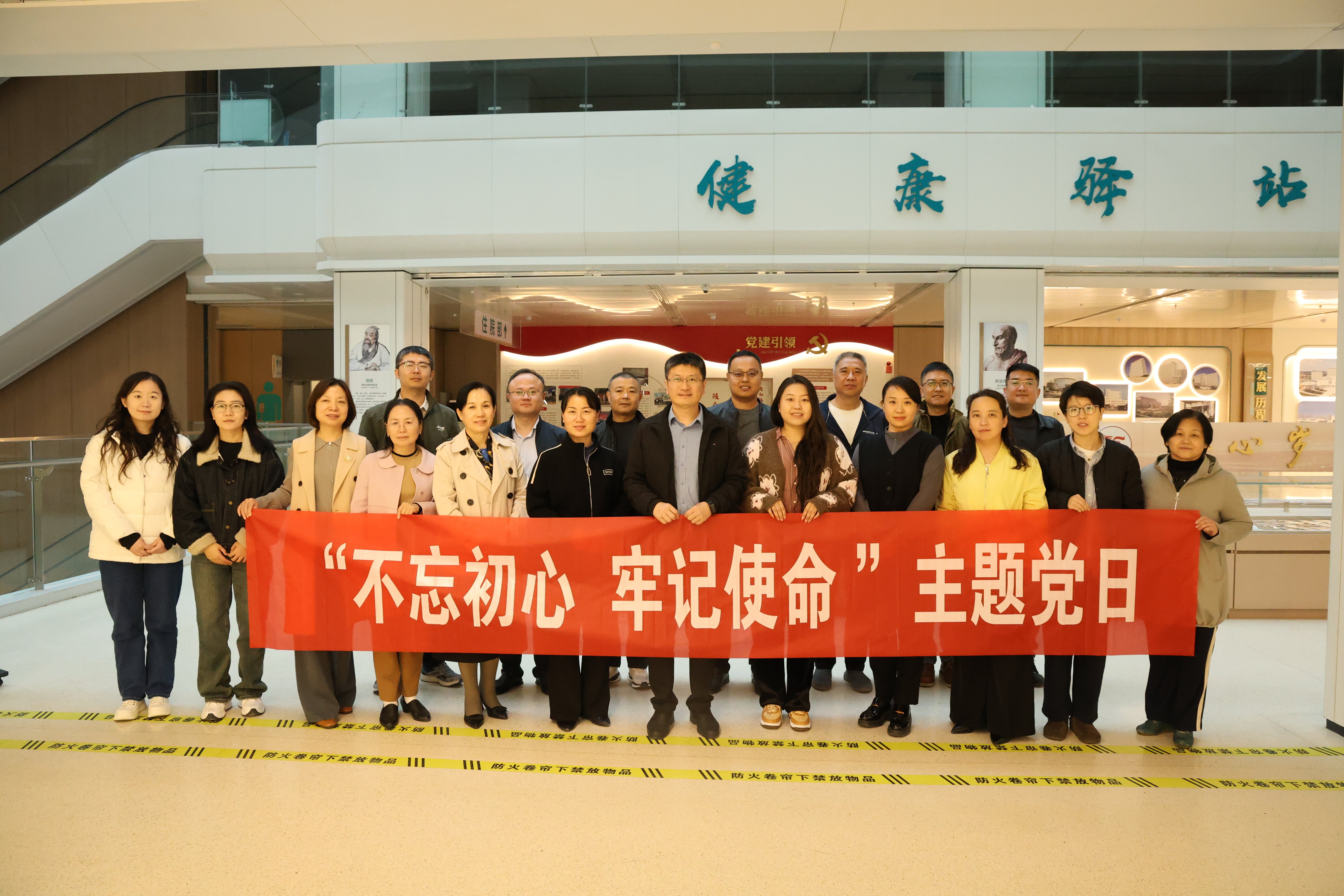 合影.JPG 合影.JPG