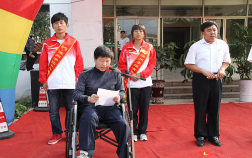 受助贫困缺肢残疾人代表韩荣成发言