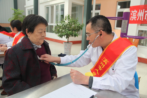 重阳送温暖 健康送老人_副本.jpg
