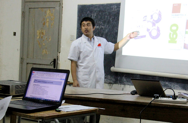 援坦医疗队姆索玛分队内科医生朱建波在姆索玛医学院教学.JPG
