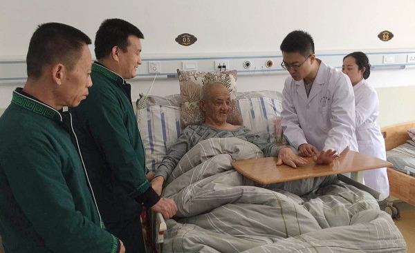 2团青志愿服务“青春助老·关爱夕阳”-养老服务中心 (3).JPG