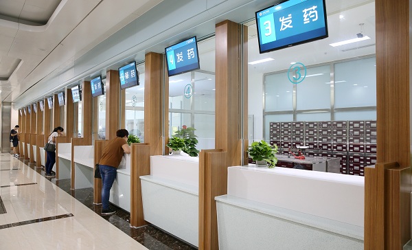 刷卡取药配合自动发药，排队拿药变为过去时.jpg
