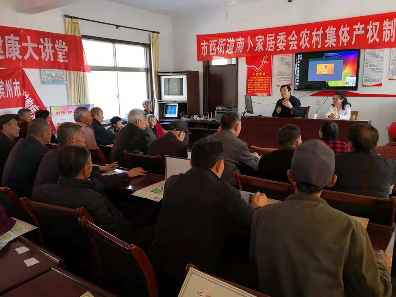 图一：11月1日，名医健康大讲堂专家走进南海社区南卜村，开展“关注胸痛·只为健康的你”健康宣讲.jpg