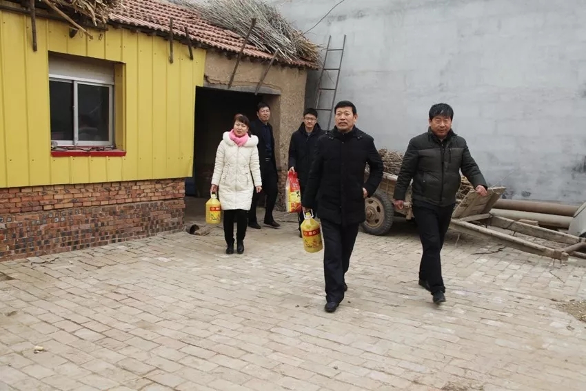 3 党委副书记张中学带领走访慰问困难群众.jpg 3 党委副书记张中学带领走访慰问困难群众.jpg